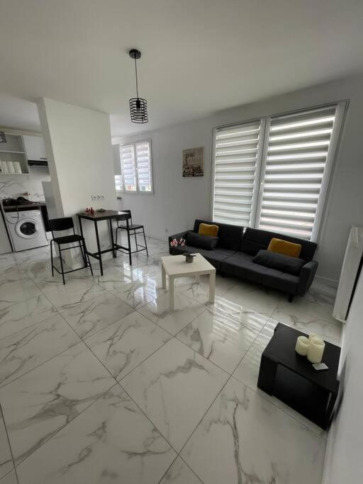 Appartement 2 Pieces, Salon Et Chambre, 44M2 Refait A Neuf Clichy Esterno foto