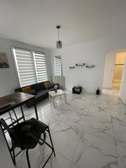 Appartement 2 Pieces, Salon Et Chambre, 44M2 Refait A Neuf Clichy Esterno foto