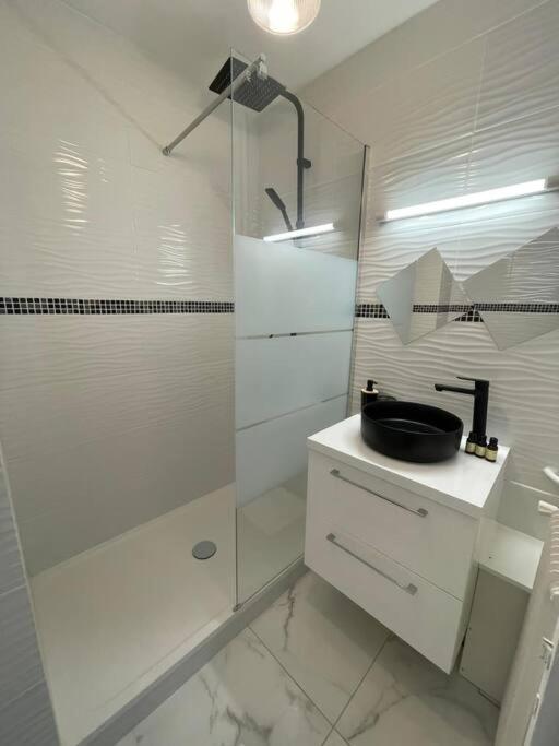 Appartement 2 Pieces, Salon Et Chambre, 44M2 Refait A Neuf Clichy Esterno foto