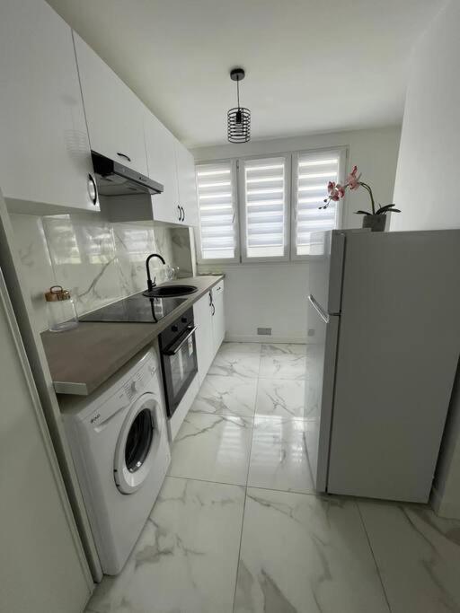 Appartement 2 Pieces, Salon Et Chambre, 44M2 Refait A Neuf Clichy Esterno foto